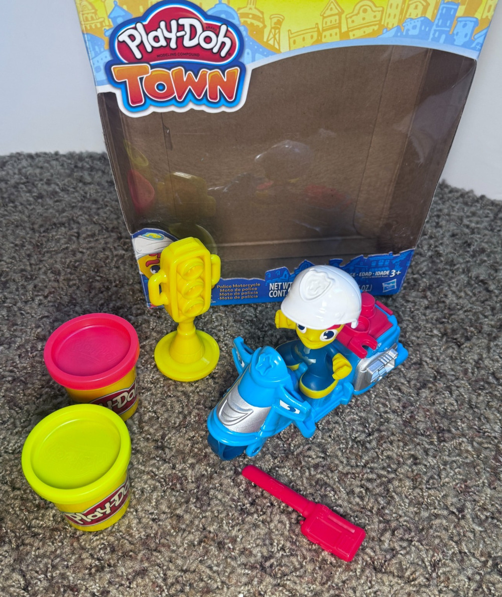 Play-Doh Town set Police Motorcycle w/ stoplight and dough